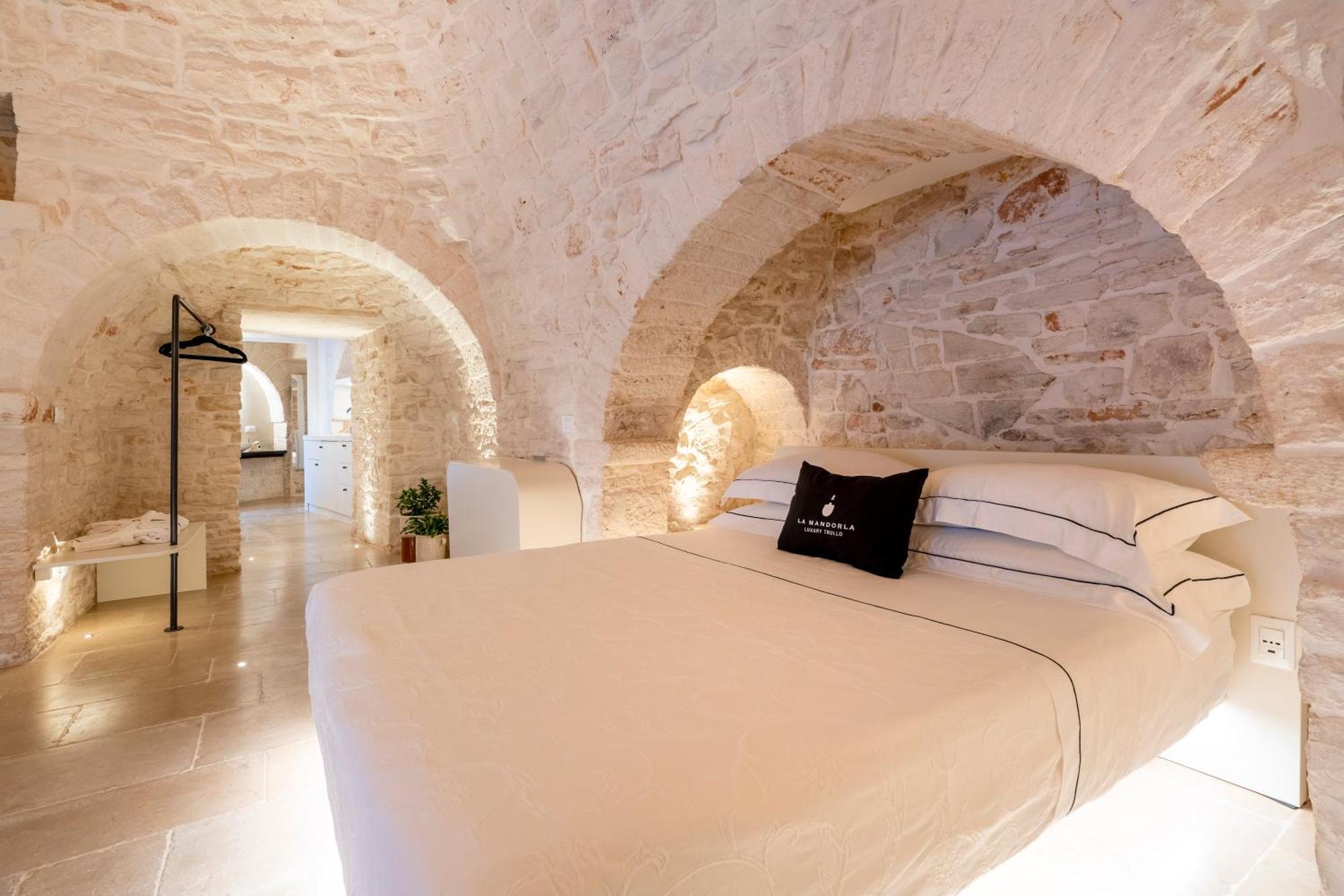 La Mandorla Luxury Trullo Bed and Breakfast Alberobello Exteriör bild