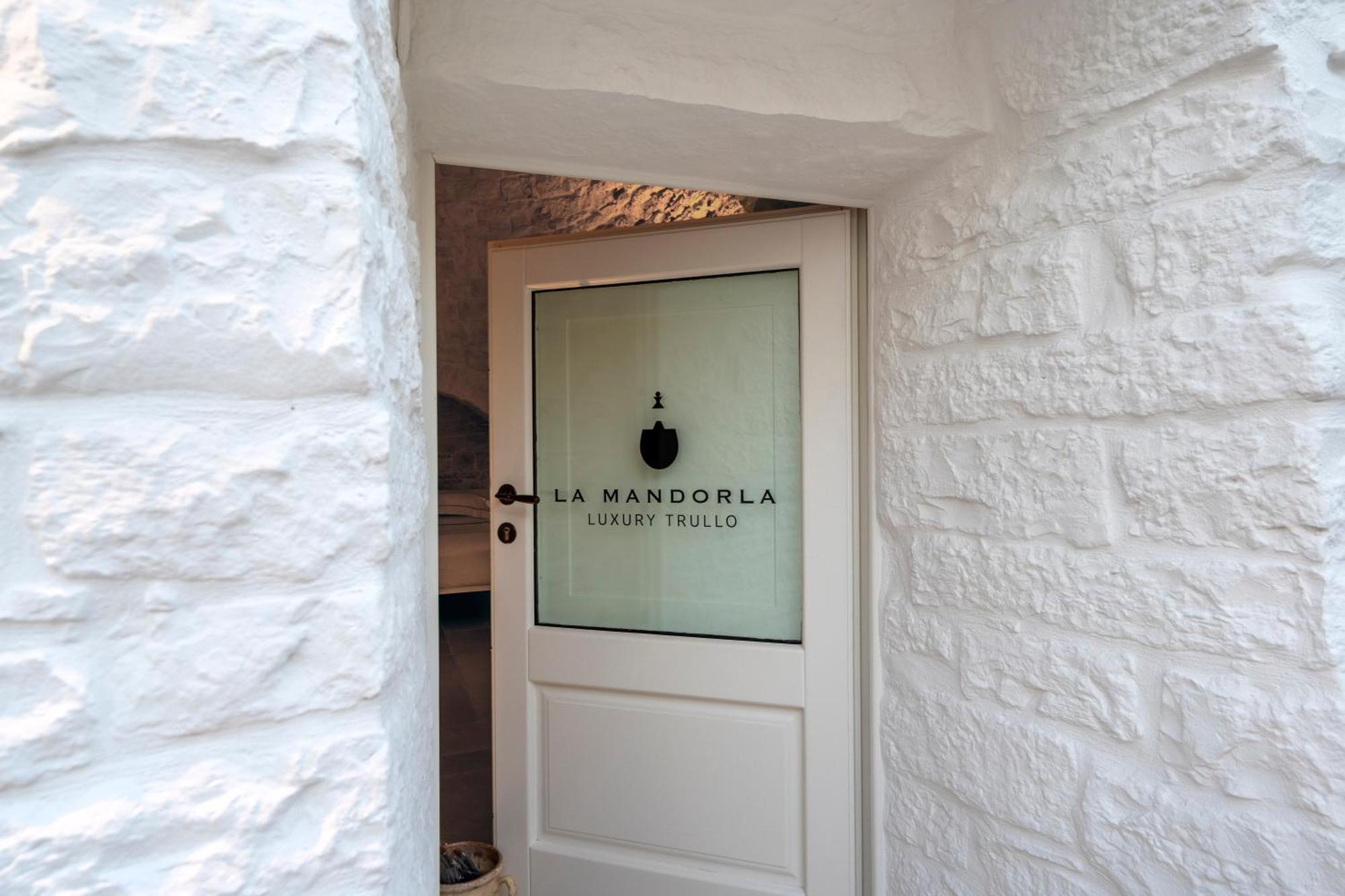 La Mandorla Luxury Trullo Bed and Breakfast Alberobello Exteriör bild