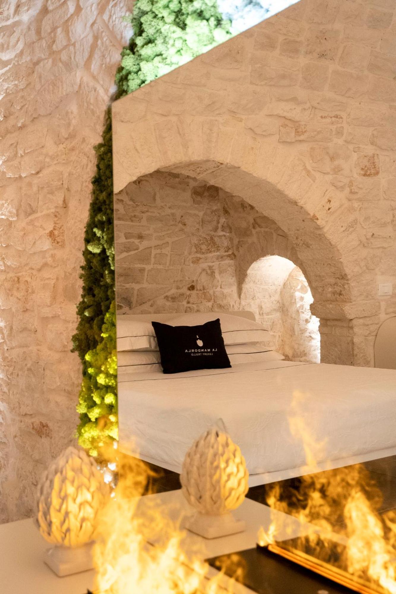 La Mandorla Luxury Trullo Bed and Breakfast Alberobello Exteriör bild